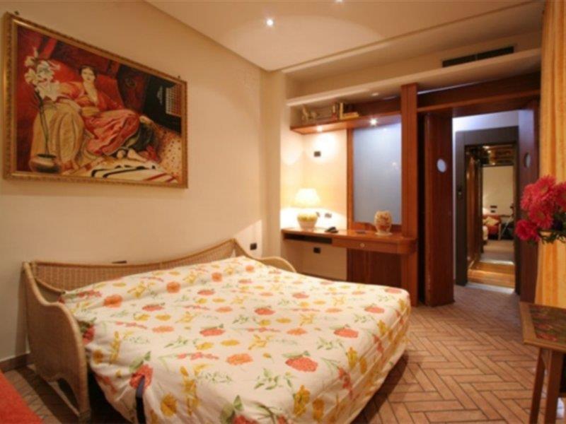 Hotel Suite Ares Nápoles Quarto foto
